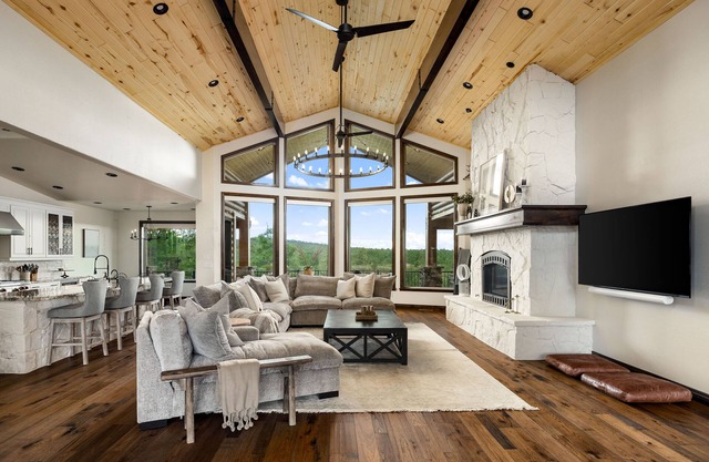 SENSATIONAL LUXURY LODGE IN THE COOL PINES OF THE WHITE MOUNTAINS OF AZ