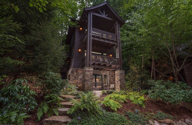 Serendipity Treehaus | Chic Cheshire Village Home 1 Mile from Black Mtn