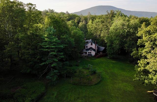 Serene 3-bedroom farmhouse in Willow