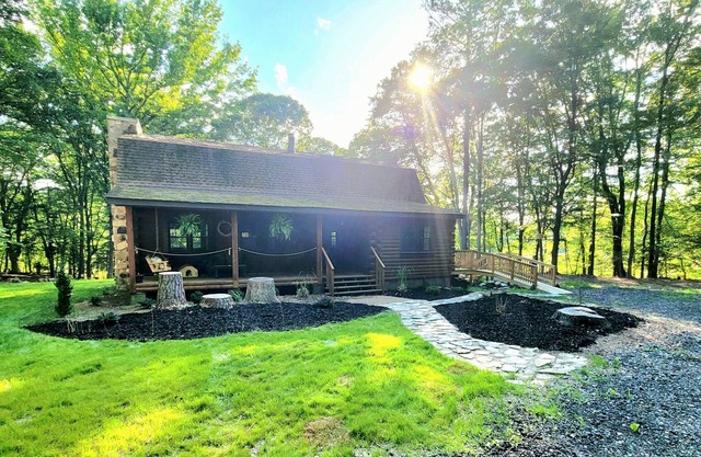 Serene 8 acre log house vacation getaway w/private hot tub and river access!