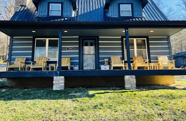 Serene, beautiful views w/ hot tub, fully equipped-20 minutes to Attractions