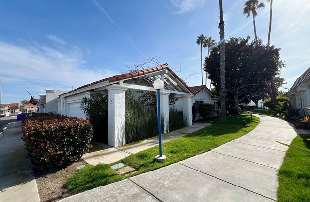 Serene Coastal House: Bright Beach & Bay Retreat with WiFi.