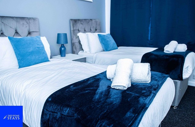 "Serene Garden Haven: Your West Midlands Retreat at 2ndHomeStays-Walsall!"