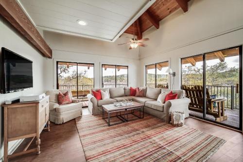 Serene Lake Retreat - Spacious 6BR Home