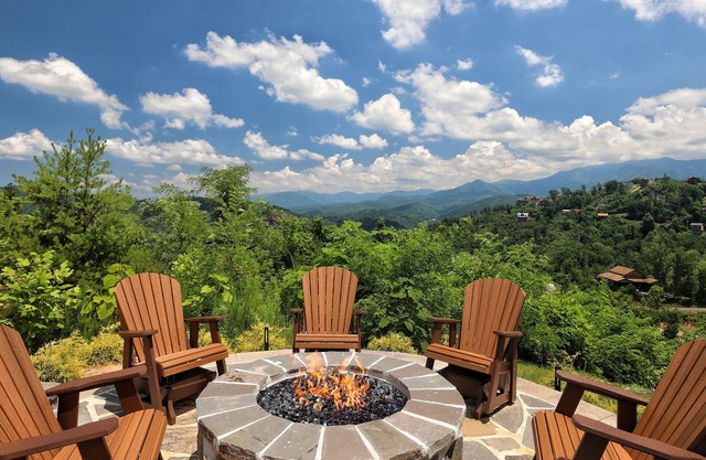 SERENE Luxury Cabin! BREATHTAKING Views! Huge Deck! Fire pit! Hot Tub! Near town