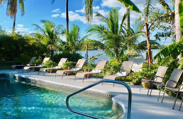 Serene old Florida home on Sawfish Bay, kayaks, pool + hot tub DEAL SEP 7 - 14