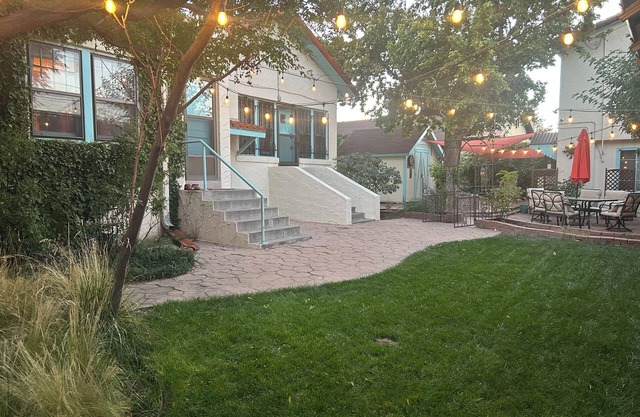 Serene Private Garden Suite in Historic Home near UNM, Hospitals, NM United