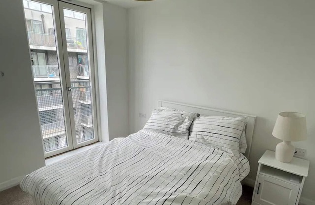 Serene & Stylish 2BD Flat by the Canal - Poplar
