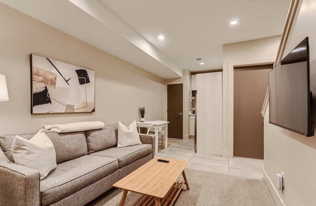 Serenity at Sloan's, 1-BR with a Modern Twist