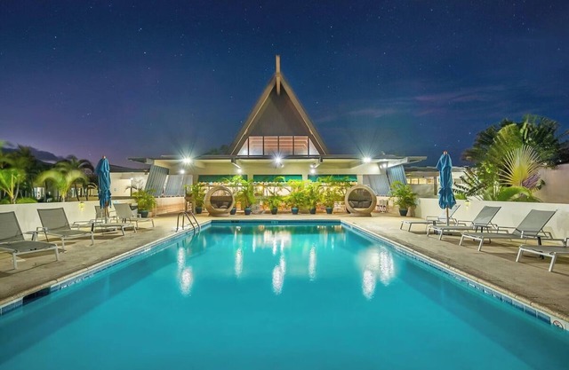 Serenity by the Waves: Four Ocean Front Rooms & Pool Oasis | Near Hoaloha Park
