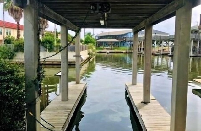 Serenity Home. 2 Bedroom, 2 Bath. Sleeps 6. 5 Beds. 2 Boat Slips. Fishing Light.