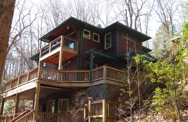 Serenity on the Creek-SECLUDED-Top Quality-Romantic-Hot Tub, WiFi, Hiking nearby