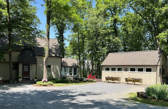 Serenity Retreat on Lake Champlain with boat dock & kayaks!