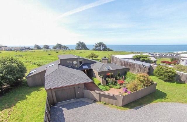 Set on a lovely meadow 200 yards from the beach