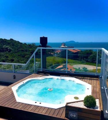 Seu refúgio paradisíaco a apenas 330 metros do mar TUB