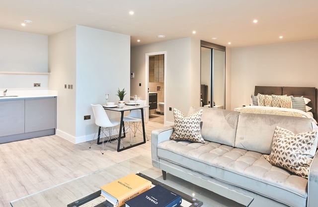 Seven Living Bracknell - Luxurious & Chic Studio Apartments