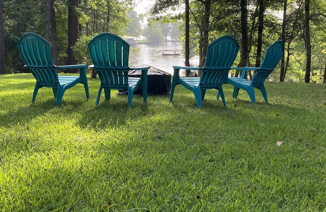 Shady Mid-Lake Waterfront House In Secluded Cove