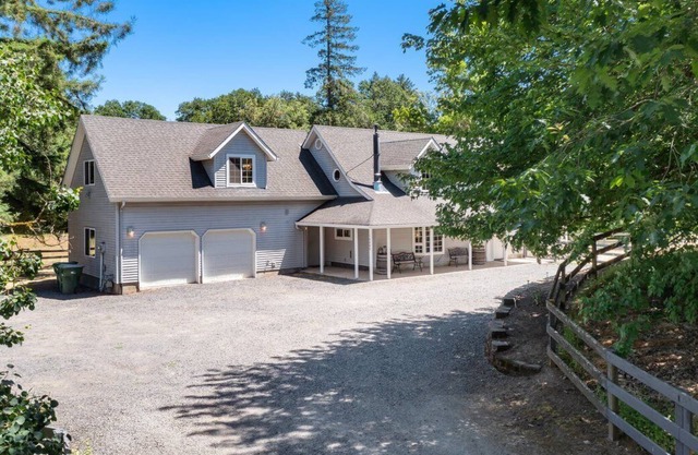 Shady Oaks: A Large Family Home to Gather for Your Newberg Getaway!