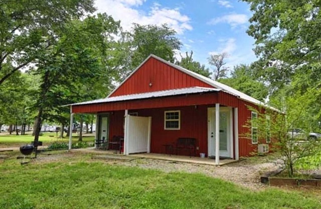 Shady Oaks RV Resort 1 Bedroom Modern Cabin