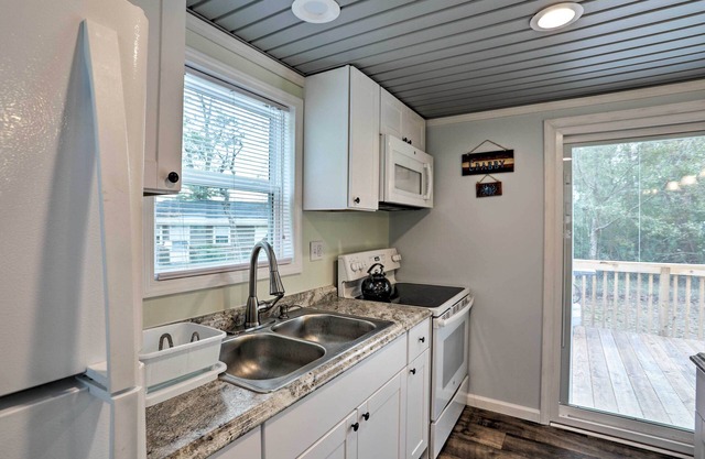 ‘Shady Rest’ Studio: 6 Mi to Ocean Isle Beach!