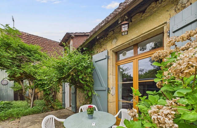 Shared pool and wooded grounds - house for 4