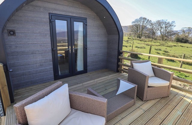 SHEPHERDS VIEW, romantic, with a garden in Keswick