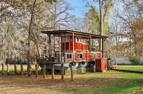 Shipwreck With Upper Deck, Lake View & Canoes!