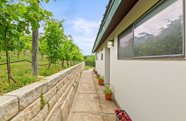 Shiraz Haus - Unit B