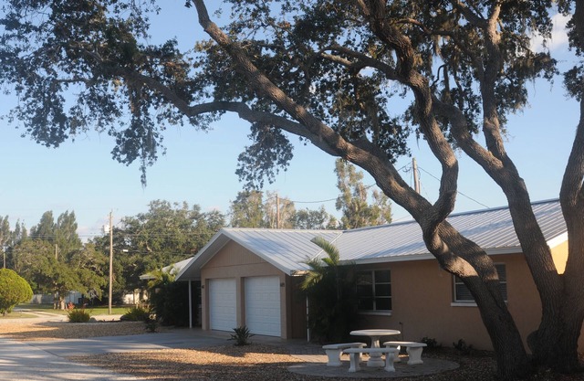 SHORE ACRES- Less than a mile to Nokomis Beach