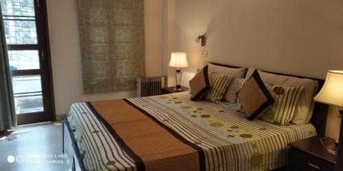 Short Stay Luxury separate 3BHK in green park near metro with lift MINIMUM 3 NIGHTS