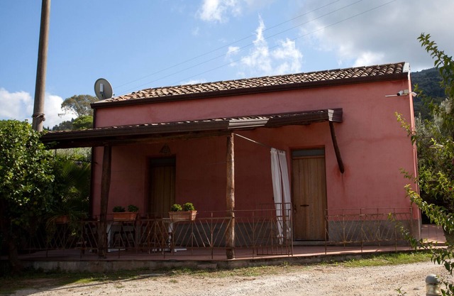 Sicily farmholidays:CASA DELLA PALMA,farmhouse with pool few minutes to the sea
