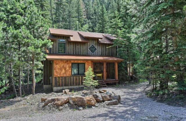 Silver King Lodge- private, hot tub and creek in your backyard!