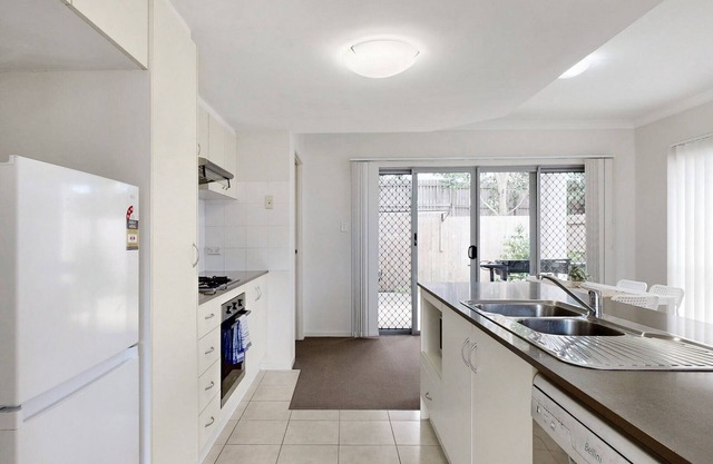 Simple & Sweet Mango Hill Apartment w Carpark