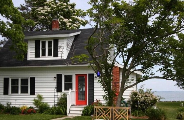 Simplicity Cottage - Renovated Waterman's Home Circa 1920, Relax in the Hammock!