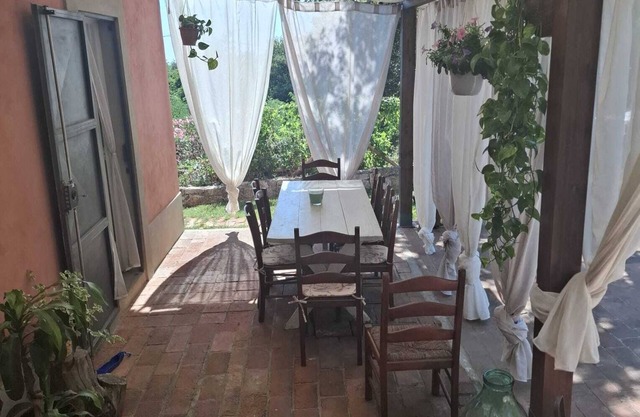 Single villa from the 1800s of 250 square meters completely renovated. Sea view.