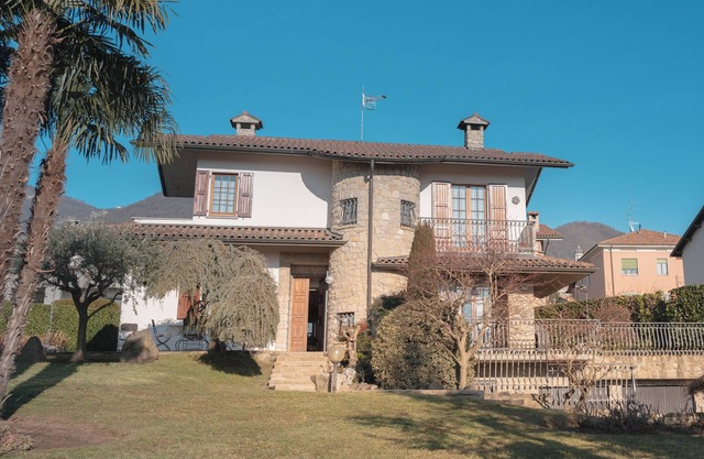 Single villa with large park, in nature, close to Bergamo