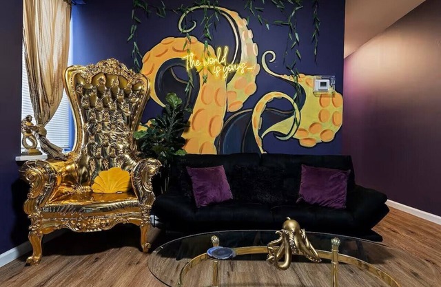 Siren's Cozy Cove w/Adult Playroom in Center CITY