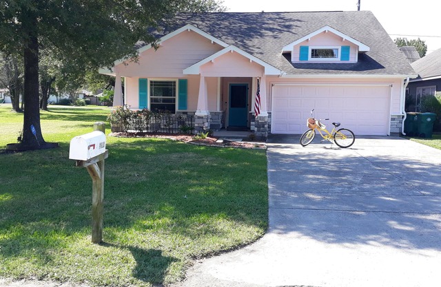 Situated near NASA and Kemah Boardwalk, you can enjoy your own PRIVATE BEACH