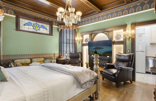 SJ Landmark The Hensley House Master Suite with Bathtub Unit 1