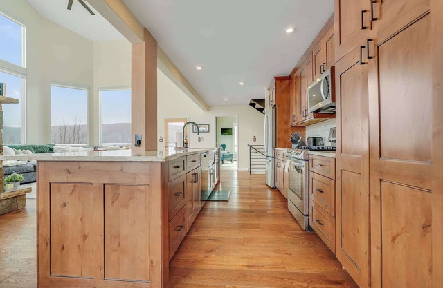 Skalli Haus - Lux Remodel w/Sauna, HTub, Pets!