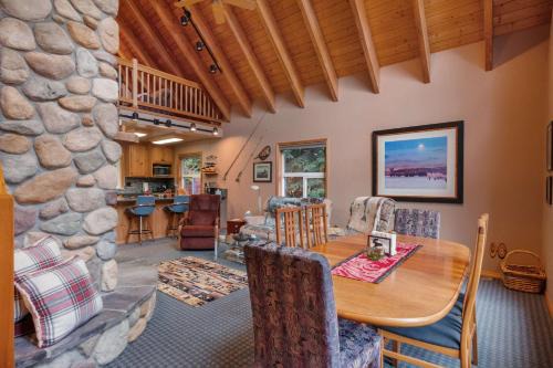 Ski Cabin 3br Hyak Fire Place 5 mins to Hill