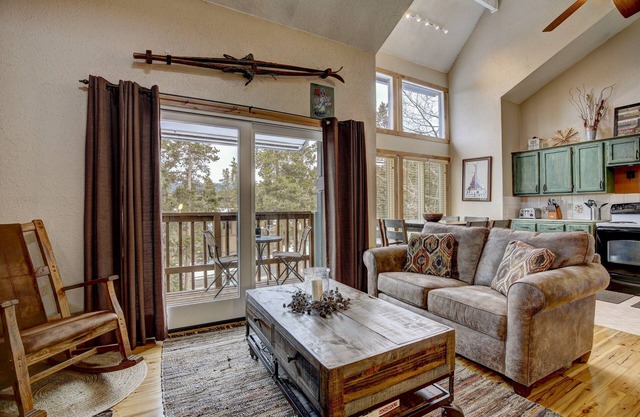 Ski-In/200 steps to lift,2BR-Loft,2BA,Vaulted Ceiling, Heated Private Garage