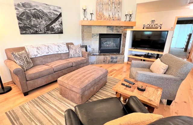 Ski-In 4 Oclock Run Hot Tub Soak Shop+Eat in Breck