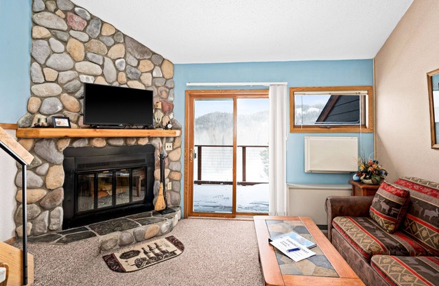 Ski-In Loft with Fireplace, Pool & Hot Tub in Lutsen