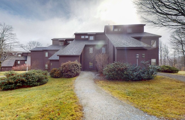 Ski-in/out Condo on Bull Run Trail with fireplace, & full kitchen