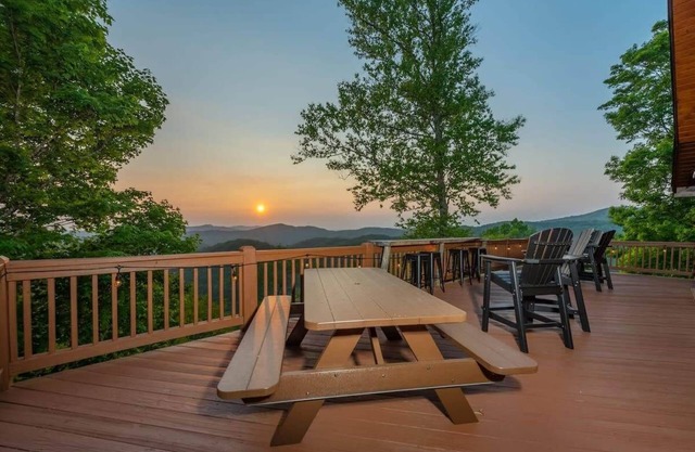 Ski In/Out @ Hatley Pointe ~Views~HotTub ~Fire Pit