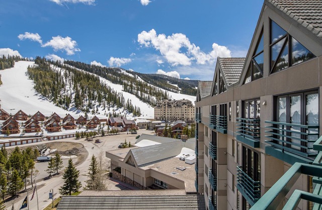 Ski in/out w/amazing views, fireplace, & community pool/hot tub/gym - Slopeside Shoshone Condo