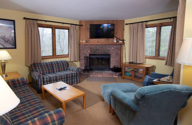 Ski-in/Ski-out Condo with access to Pools, Sauna