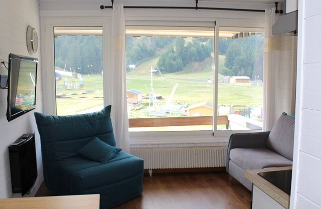 Ski-in/Ski-out Studio with Balcony and WiFi in Laveissière