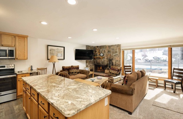 Ski-In/Ski-Out Mountain Retreat! Hot Tub, Cozy Fireplace & Stunning Mtn Views Your Winter Escape